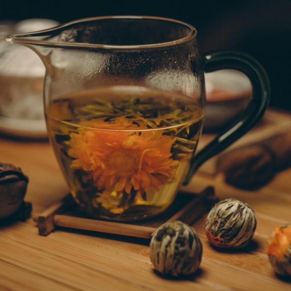 Entre Hojas y Serenidad: El Arte de la Relajación en Infusión