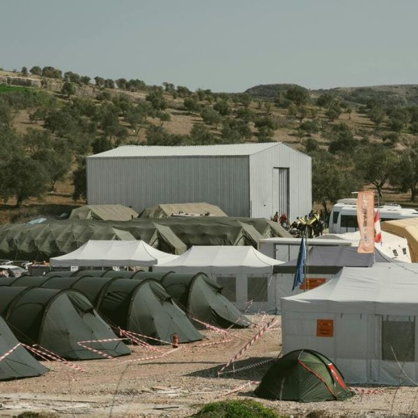 Las Fronteras se Cierran Mientras las Historias Humanas las Cruzan Todas