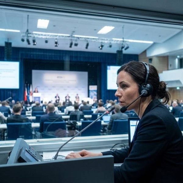 Dolmetschen am Telefon, vor Ort oder per Video im Vergleich