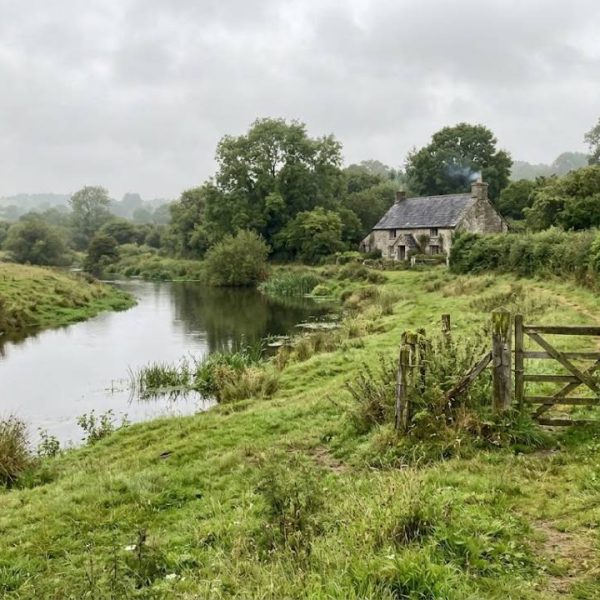 Préparer une balade au bord d'une rivière en Angleterre